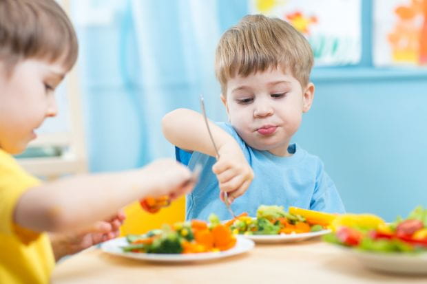 Metoda BLW, po polsku Bobas Lubi Wybór, polega na takim sposobie jedzenia, że to dziecko decyduje, co z zaproponowanych mu pełnowartościowych produktów ma zamiar zjeść i w jakiej ilości.