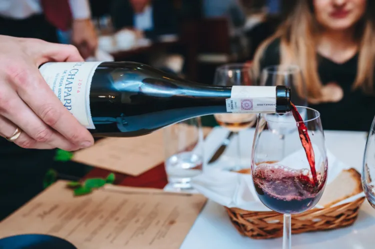 Uważa się, że białe mięsa wymagają podania win białych, a mięsa czerwone - win czerwonych. A co z innymi potrawami? Podczas Wine Fest sommelierzy przybliżą podstawowe zasady podawania win.
