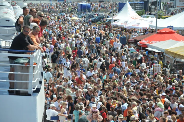 Skwer Kościuszki w Gdyni podczas imprezy Tall Ship Races. Z każdym rokiem mieszkańców Trójmiasta jest coraz więcej.
