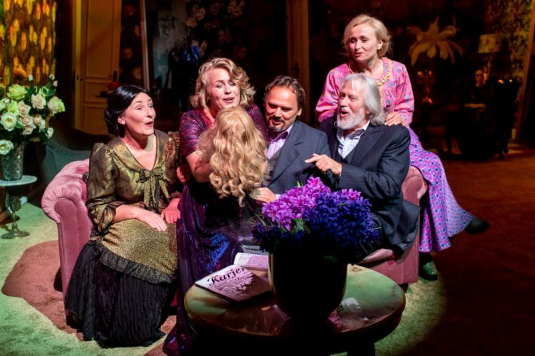 Szczęśliwa, kochająca się rodzina - taki obraz siebie starają się wykreować bohaterowie "Żabusi" Teatru Wybrzeże, której premiera odbyła się 22 sierpnia na Scenie Letniej w Pruszczu Gdańskim.