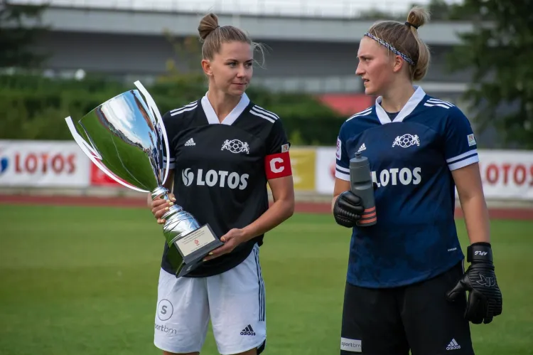 Magda Kołacz (z prawej) uważa, że przed kobiecą piłką w Polsce jeszcze daleka droga, ale i tak jest lepiej niż kilka lat temu.