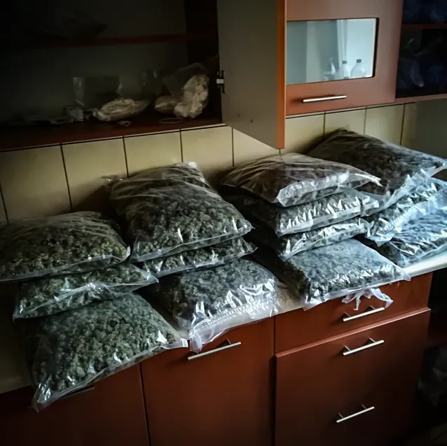 97 kilogramów amfetaminy, czyli ponad 96 tys. porcji handlowych tego narkotyku, przechwycili policjanci w dwóch magazynach na Pomorzu.