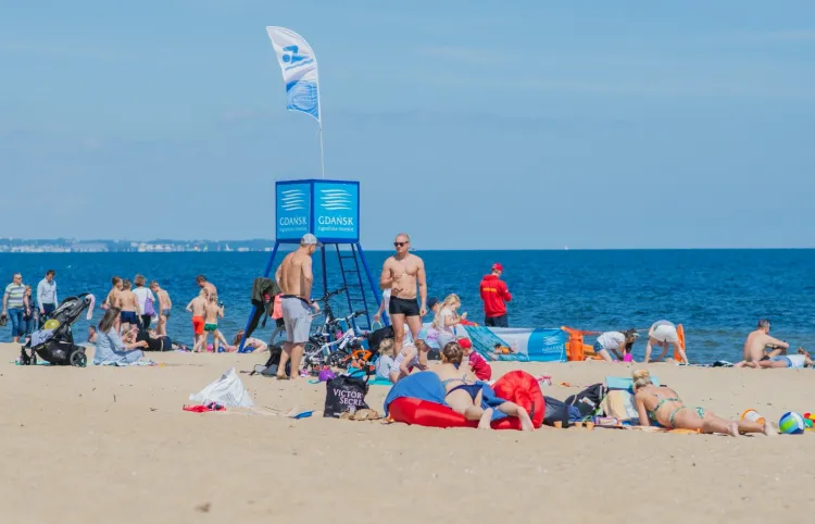 Przejście po piasku i plażowanie na leżąco dla wielu, zwłaszcza osób starszych, staje się przeszkodą nie do pokonania. Dlatego Gdańsk zamierza zainwestować w plażowe ławki.