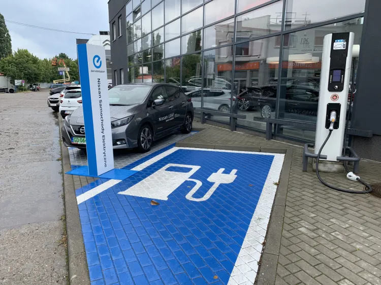 W Gdańsku powstaje coraz więcej punktów ładujących auta elektryczne. Ładowarkę można znaleźć niemal pod każdym salonem samochodowym. W tym przypadku pod obiektem Nissan Zdunek. 