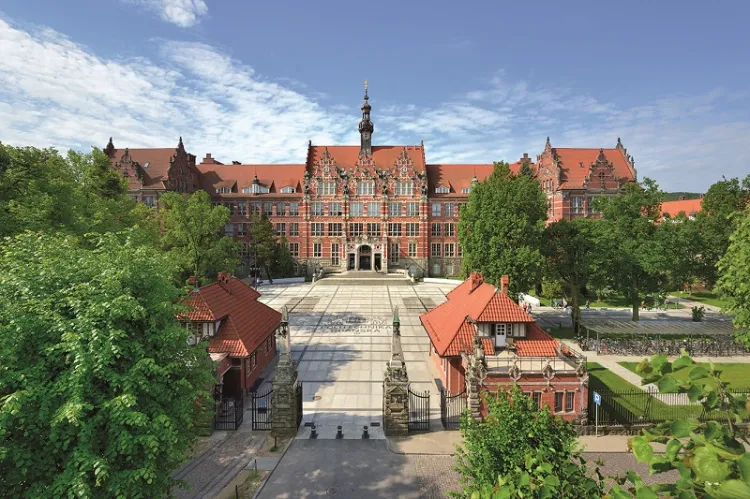Politechnika Gdańska w pierwszym miesiącu roku akademickiego wprowadzi nauczanie hybrydowe - czyli stacjonarne i zdalne.