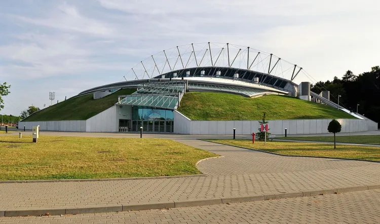 Hala widowiskowa w Gdyni została oficjalnie otwarta w grudniu 2008 r. po ok. czterech latach budowy.
