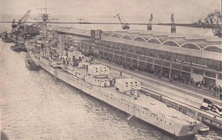 Niemiecki krążownik Koenigsberg odwiedził Gdynię w 1935 r. Zacumował tuż przy Dworcu Morskim.