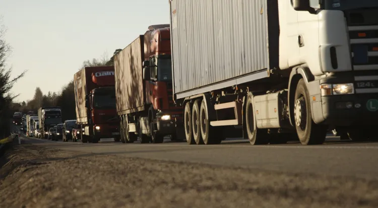 Przeładowane ciężarówki demolują polskie drogi.