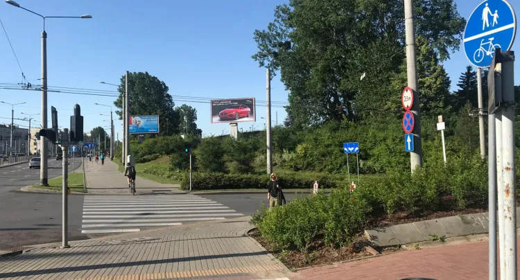 Stworzenie przejazdu na skrzyżowaniu z al. Piłsudskiego pozwoli rowerzystom jechać tamtędy bez konieczności łamania przepisów.