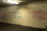 Takie malunki pojawiły się na ścianach tunelu przy SKM Wzgórze z niedzieli na poniedziałek w nocy.