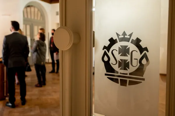 Odtworzone na wyraźne wskazanie konserwatora zabytków dekoracje na drzwiach logo Stoczni Gdańskiej. 