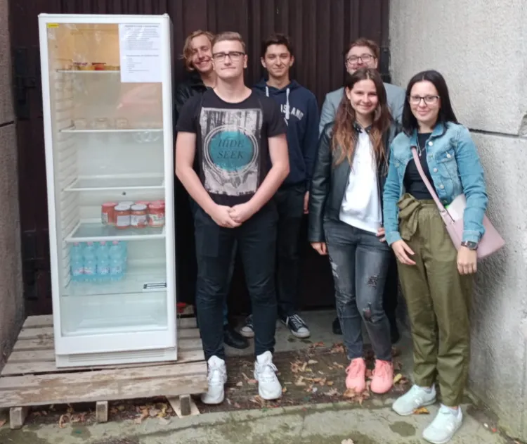 Społeczna lodówka czeka na darczyńców i potrzebujących przy kościele Franciszkanów w Gdyni. Uruchomiono ją z inicjatywy Gdyńskiej Akademii Młodych.