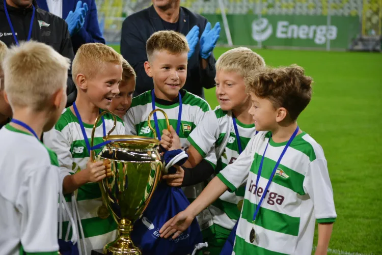 Młodzi piłkarze Lechii z Pucharem wygranym podczas turnieju na Stadionie Energa Gdańsk.
