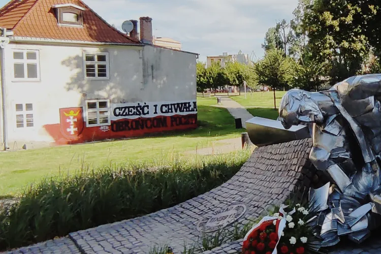 Polcja szuka autorów nielegalnego dzieła, namalowanego na zabytkowym budynku dawnego sierocińca w centrum Gdańska.