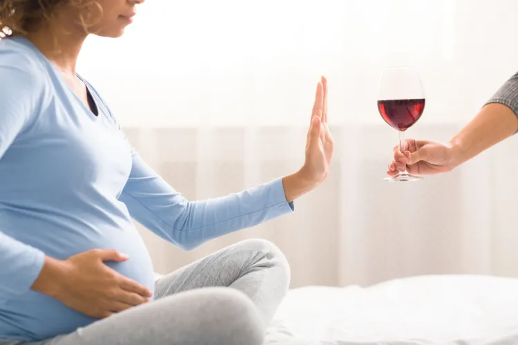 Lekarze nie mają wątpliwości, że picie alkoholu przez ciężarną szkodzi dziecku. Może ono urodzić się z FAS - płodowym zespołem alkoholowym.