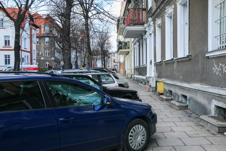 Rzeczywistość parkingowa we Wrzeszczu Dolnym. Na zdjęciu ul. Danusi. Uruchomienie opłat za parkowanie ma sprawić, że wkrótce będzie lepiej.