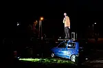 Występy Cienqiego Stand-upu odbywają się na scenie własnoręcznie zbudowanej i zamocowanej na aucie przez Mateusza Kiedrowskiego.