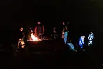 Publiczność na Polance Redłowskiej ogrzewała się przy ognisku.