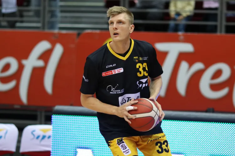 Karol Gruszecki ze średnią 20 punktów jest liderem klasyfikacji strzelców Energa Basket Ligi w tym sezonie. Podobny wskaźnik osiągnęło jeszcze trzech innych koszykarzy.
