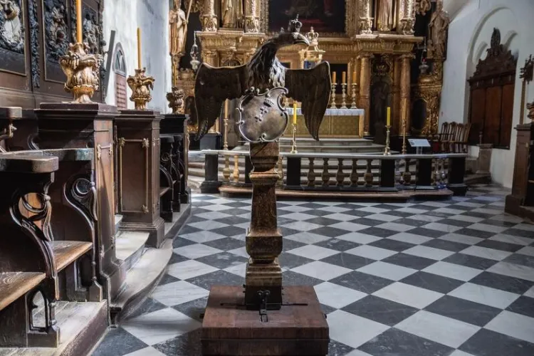 Po wojnie pulpit został schowany za ołtarz główny, a przez ostatnie lata był przechowywany w kilku elementach w krypcie i w zakrystii. Teraz odrestaurowany zawisł po lewej stronie ołtarza głównego w kościele św. Mikołaja.