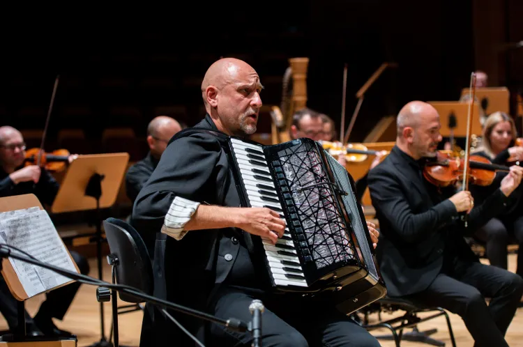 Janusz Wojtarowicz - lider Motion Trio i autor większości wykonywanych przez grupę kompozycji. 