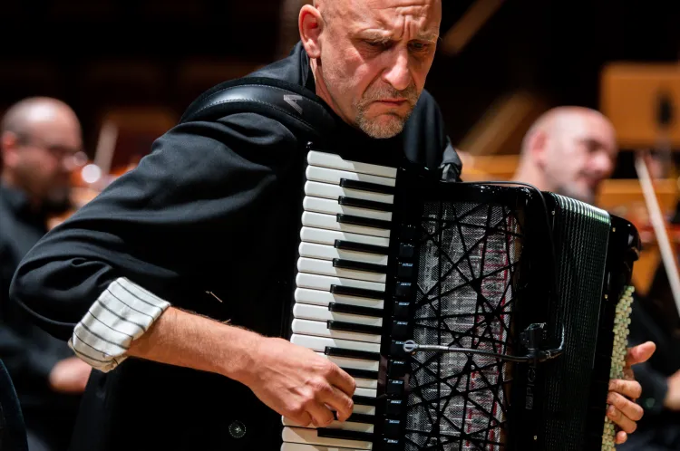 Janusz Wojtarowicz - lider Motion Trio i autor większości wykonywanych przez grupę kompozycji. 