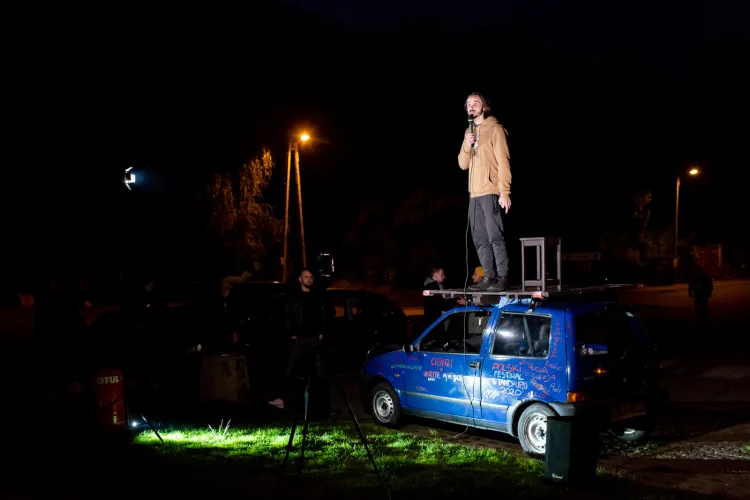 Występy Cienqiego Stand-upu odbywają się na scenie własnoręcznie zbudowanej i zamocowanej na aucie przez Mateusza Kiedrowskiego.
