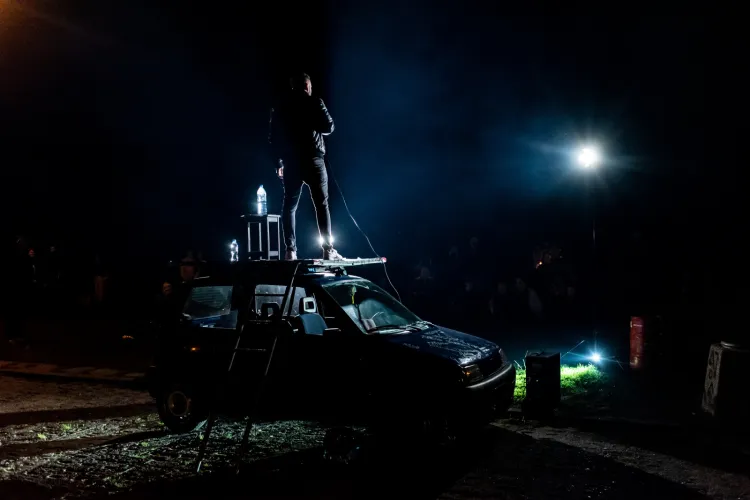 Cienqi Stand-up, dysponujący mobilną sceną, ma możliwość organizowania występów w różnych ciekawych, plenerowych lokalizacjach. Tym razem komicy wystąpili na Polance Redłowskiej.
