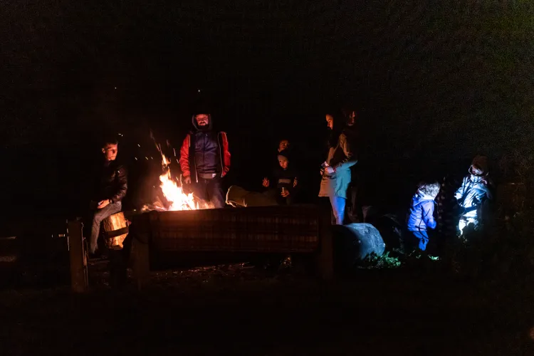 Publiczność na Polance Redłowskiej ogrzewała się przy ognisku.