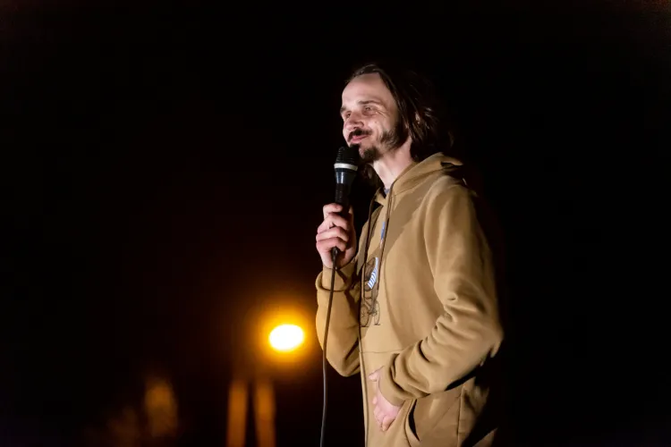 Organizator i pomysłodawca Cienqiego Stand-upu, Mateusz Kiedrowski.