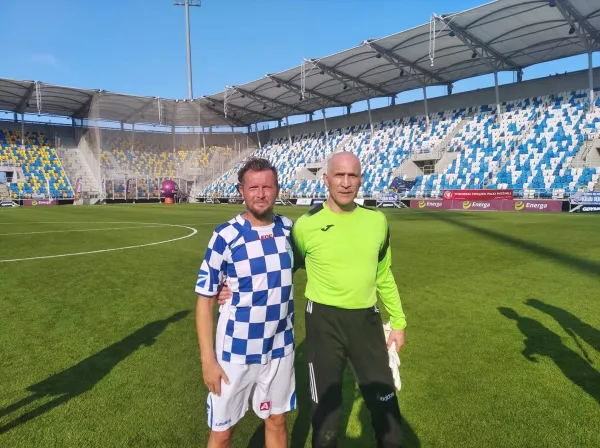 W meczu oldbojów Bałtyku i Polonii zagrał m.in. Maciej Szczęsny (z prawej), na zdjęciu razem z byłym piłkarzem i trenerem gdynian Pawłem Budziwojskim.