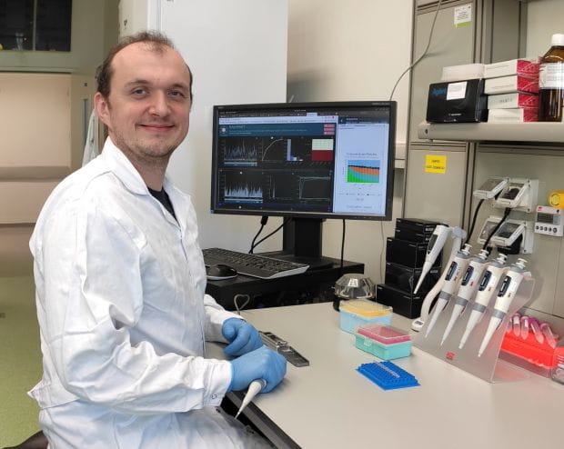 Dr Łukasz Rąbalski, adiunkt w Zakładzie Szczepionek Rekombinowanych Międzyuczelnianego Wydziału Biotechnologii UG i GUMed.