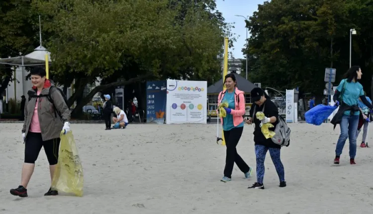 Wolontariusze posprzątali plaże podczas spaceru z Gdyni do Gdańska.