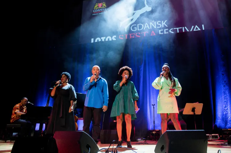 Nancy Vieira, Teofilo Chantre, Lura i Elida Almeida swoim niedzielnym koncertem w ramach Gdańsk Lotos Siesta Festivalu oddali hołd Cesarii Evorze. 
