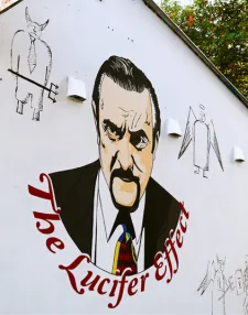 Wizerunek słynnego prof. Zimbardo na ścianie jednego z gdyńskich budynków.