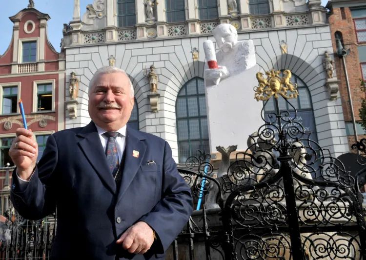 Z okazji urodzin i odbywających się w Dworze Artusa uroczystości wręczenia nagrody Lecha Wałęsy, zamiast Neptuna, który jest w remoncie pojawiło się styropianowe popiersie byłego prezydenta. 