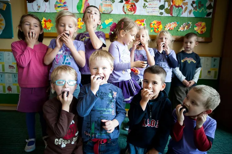 Śliwkowe ubranka i śliwki w buziach -  fioletowy dzień w szkole na Suchaninie.