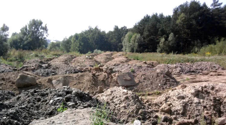 Miejsce wysypywania ziemi w otulinie Trójmiejskiego Parku Krajobrazowego nieopodal osiedla Kiełpinek.