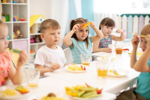 Żywienie w żłobkach i przedszkolach powinno zaspokajać aż 70-75 proc. pokrycia dziennego zapotrzebowania dziecka na energię i wszystkie składniki odżywcze.