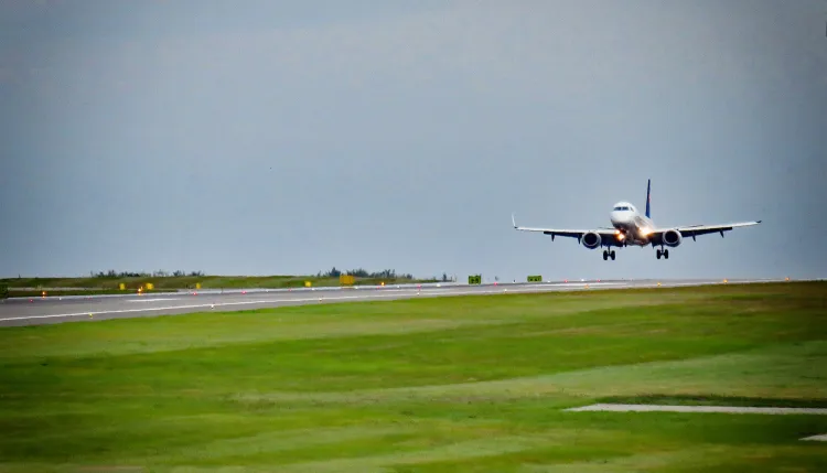 Startujące i lądujące samoloty to coraz częstszy widok na gdańskim lotnisku. Powrót do siatki połączeń i liczby pasażerów sprzed pandemii może jednak zająć nawet trzy lata.
