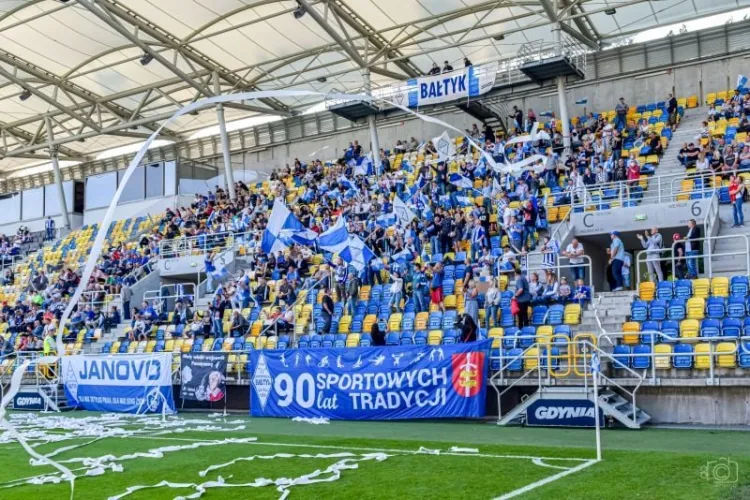 Kibice Bałtyku Gdynia na Stadionie Miejskim podczas meczu z Jarotą. Czy wrócą na ten obiekt nie tylko od święta?