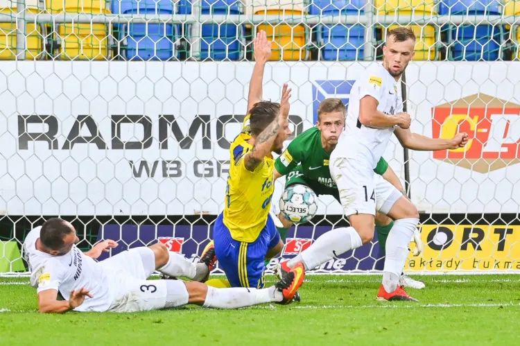 Arka Gdynia 5 z 12 goli w tym sezonie strzeliła po stałych fragmentach gry. Na zdjęciu Adam Danch faulowany na rzut karny w meczu z Puszczą Niepołomice. 