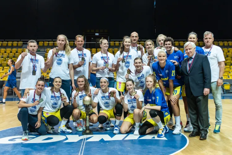 Przed derbami z Politechniką Gdańską, koszykarki VBW Arki Gdynia odebrały medale za mistrzostwo Polski zdobyte w sezonie 2019/20.