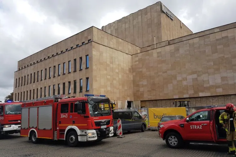 Wozy strażackie pojawiły się pod Teatrem Wybrzeże z powodu niegroźnego pożaru, który wybuchł podczas prac remontowych prowadzonych w piwnicach budynku.