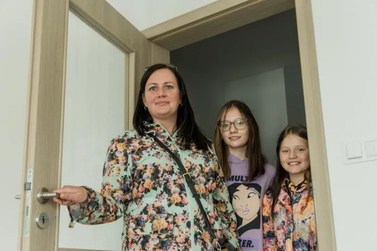 Wśród osób, które odebrały nowe mieszkanie w TBS-ie w Letnicy, jest pani Anna wraz z córkami Polą i Martyną. 