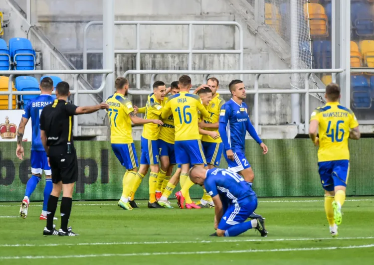 Piłkarze Arki Gdynia po zwycięstwie nad Miedzią Legnica 4:0 nie tylko się cieszyli, ale od razu analizowali też... błędy, które zdarzyły im się w tym meczu. 