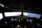 Wnętrze symulatora dokładnie odzwierciedla kabinę pilotów Airbusa A320.