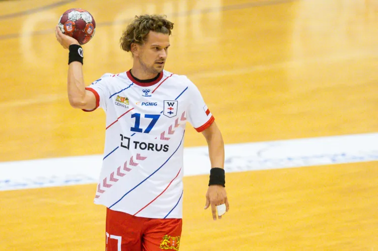 Jacek Sulej zdobył 6 bramek dla Torus Wybrzeża Gdańsk w Szczecinie, ale w decydującym momencie to on nie wykorzystał rzutu karnego i szansa na remis przepadła. 