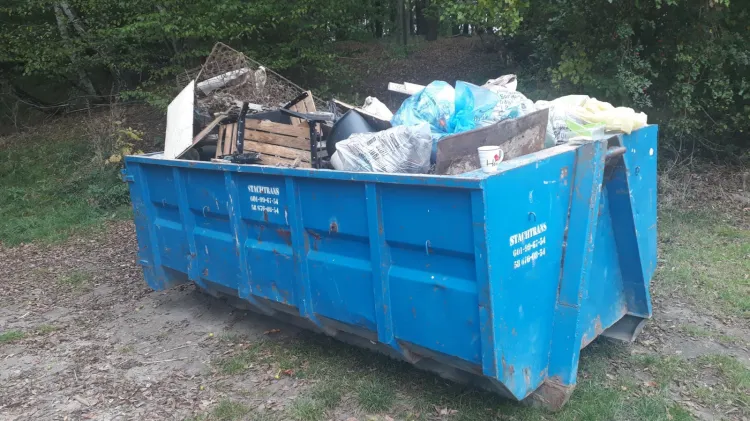Śmieci zebrane w miejskim lesie szybko wypełniły po brzegi cały kontener.