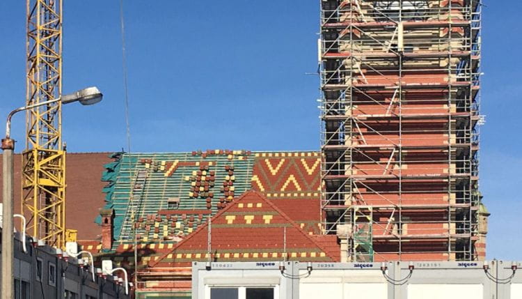 Kolorowe wzory na dachu remontowanego dworca Gdańsk Główny.